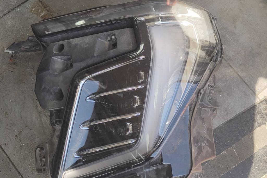 ضوء امامي يمين شمال جي ام سي يوكن 2026