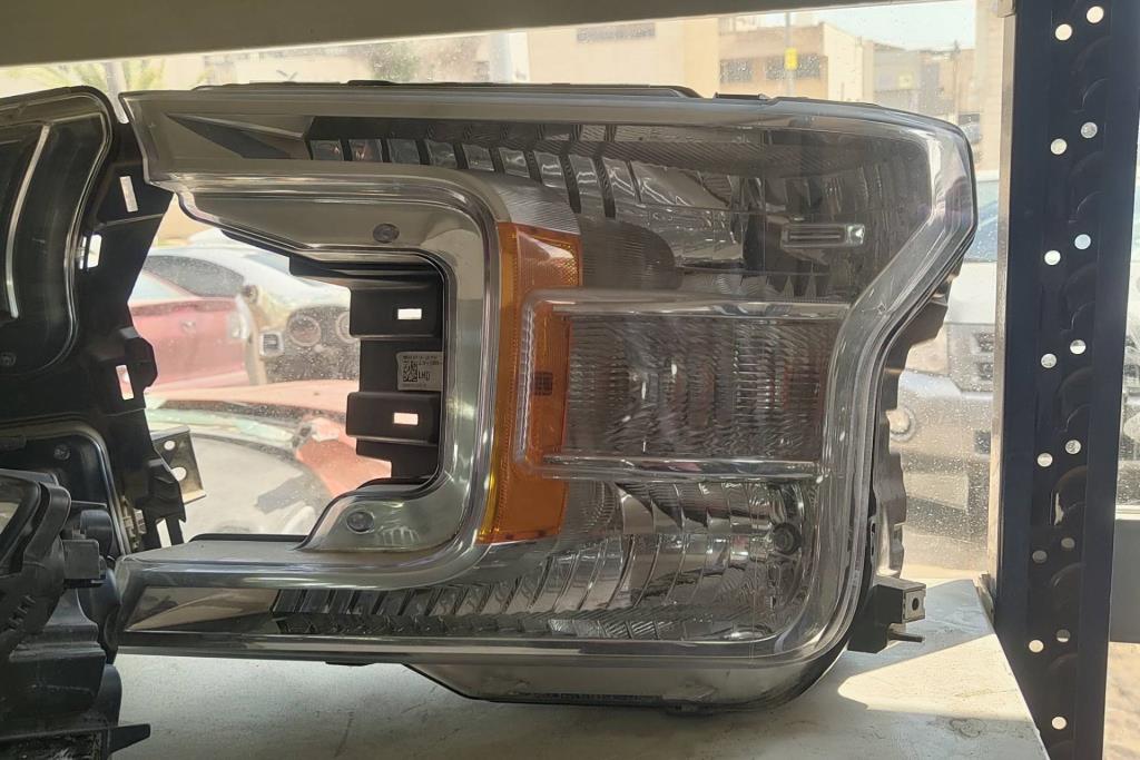 ضوء امامي يمين شمال فورد f 150 2018 2019