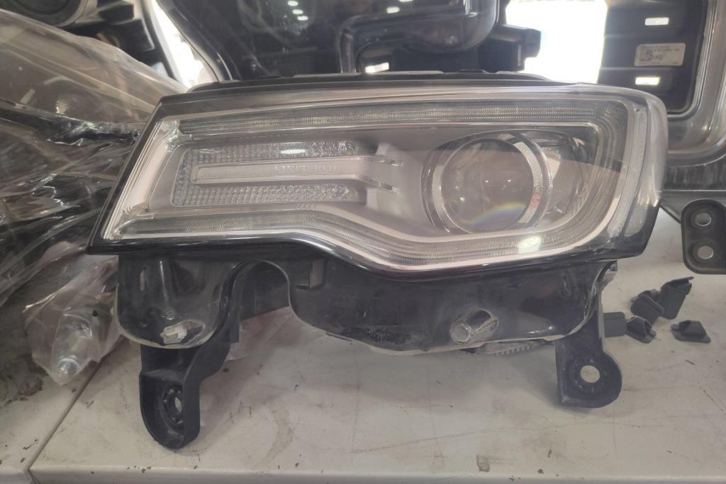 ضوء امامي يمين شمال جيب جراند شيروكي 2015 2016 2017