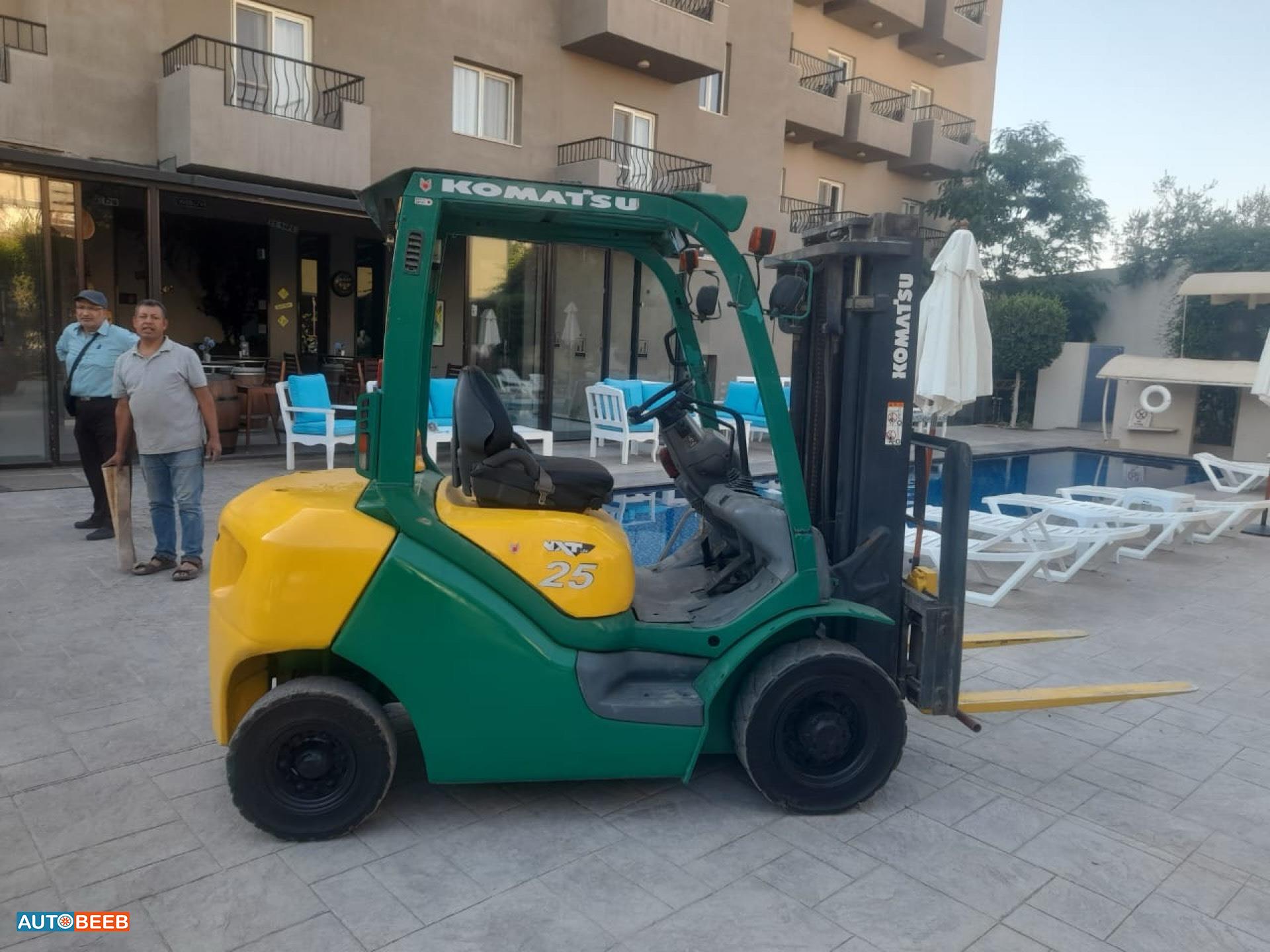 رافعة شوكية كوماتسو 2008