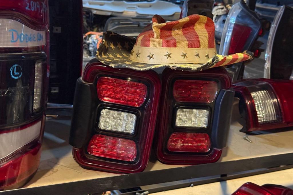 ضوء خلفي يمين شمال جيب جلاديتور 2019 2020 2021