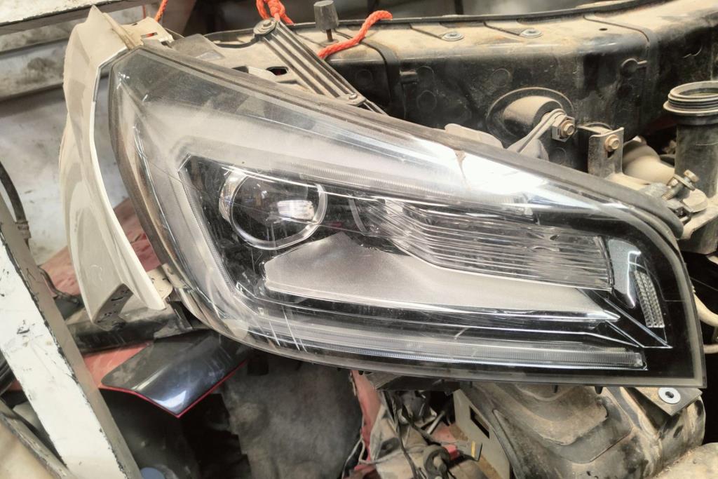 ضوء امامي يمين جي ام سي اكاديا 2019 2020