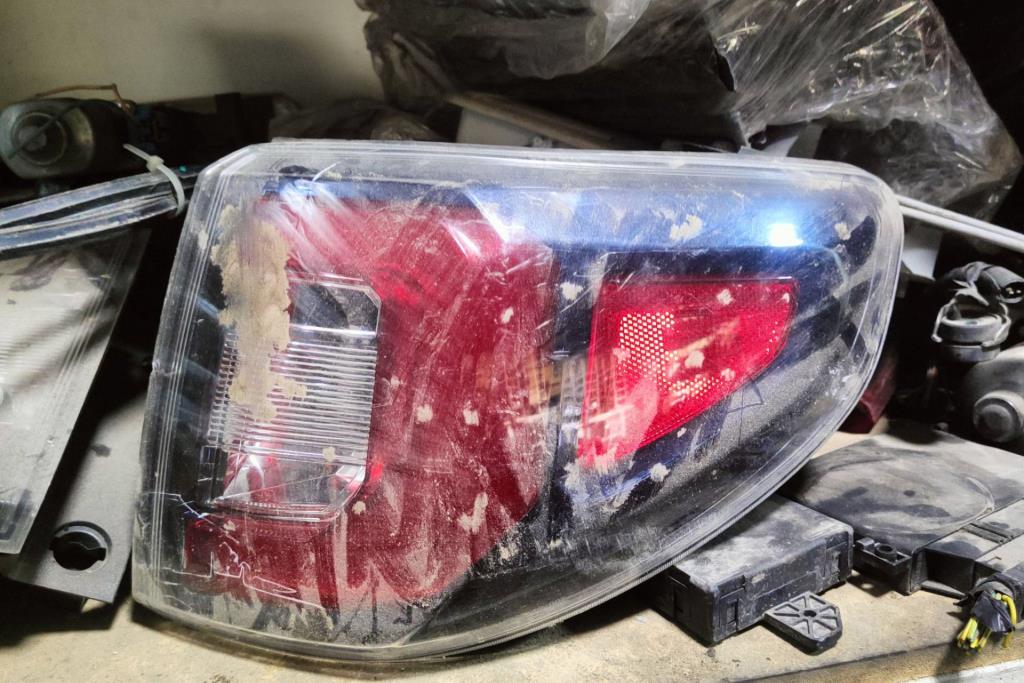 ضوء خلفي يمين شمال جي ام سي اكاديا 2014 2015