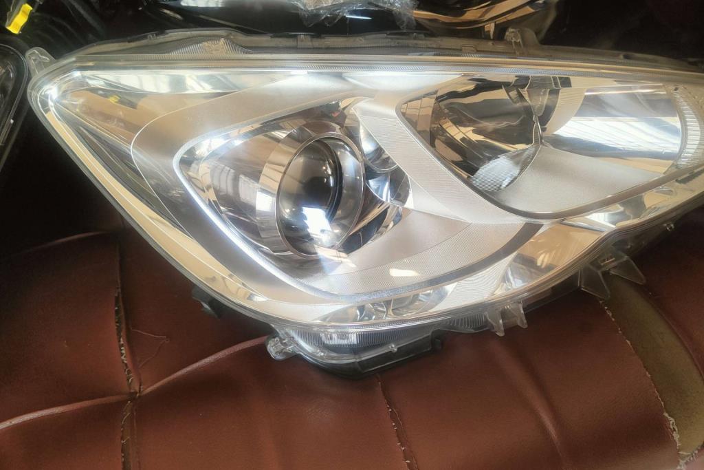 Lights Front light Toyota Prius C