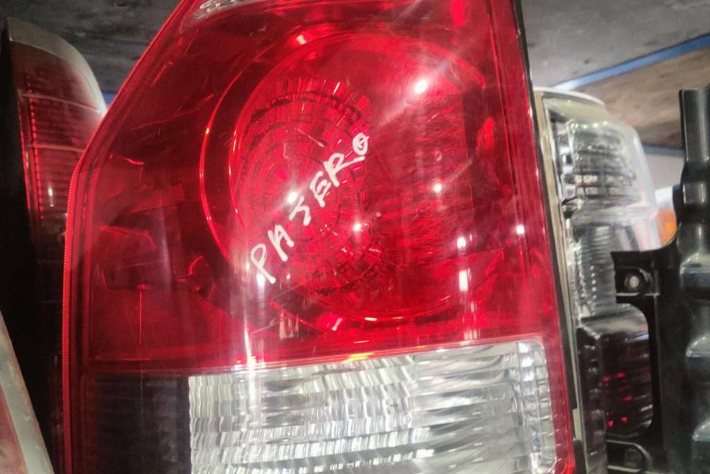 ضوء خلفي يمين شمال ميتسوبيشي باجيرو 2005 2006