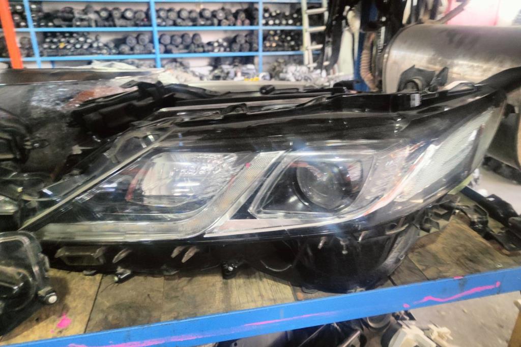 ضوء امامي يمين شمال تويوتا كامري 2019 2020