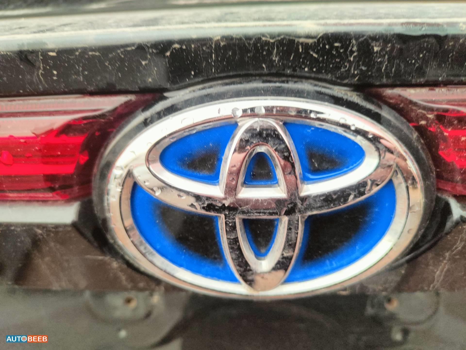 Body  Emblems Toyota Venza