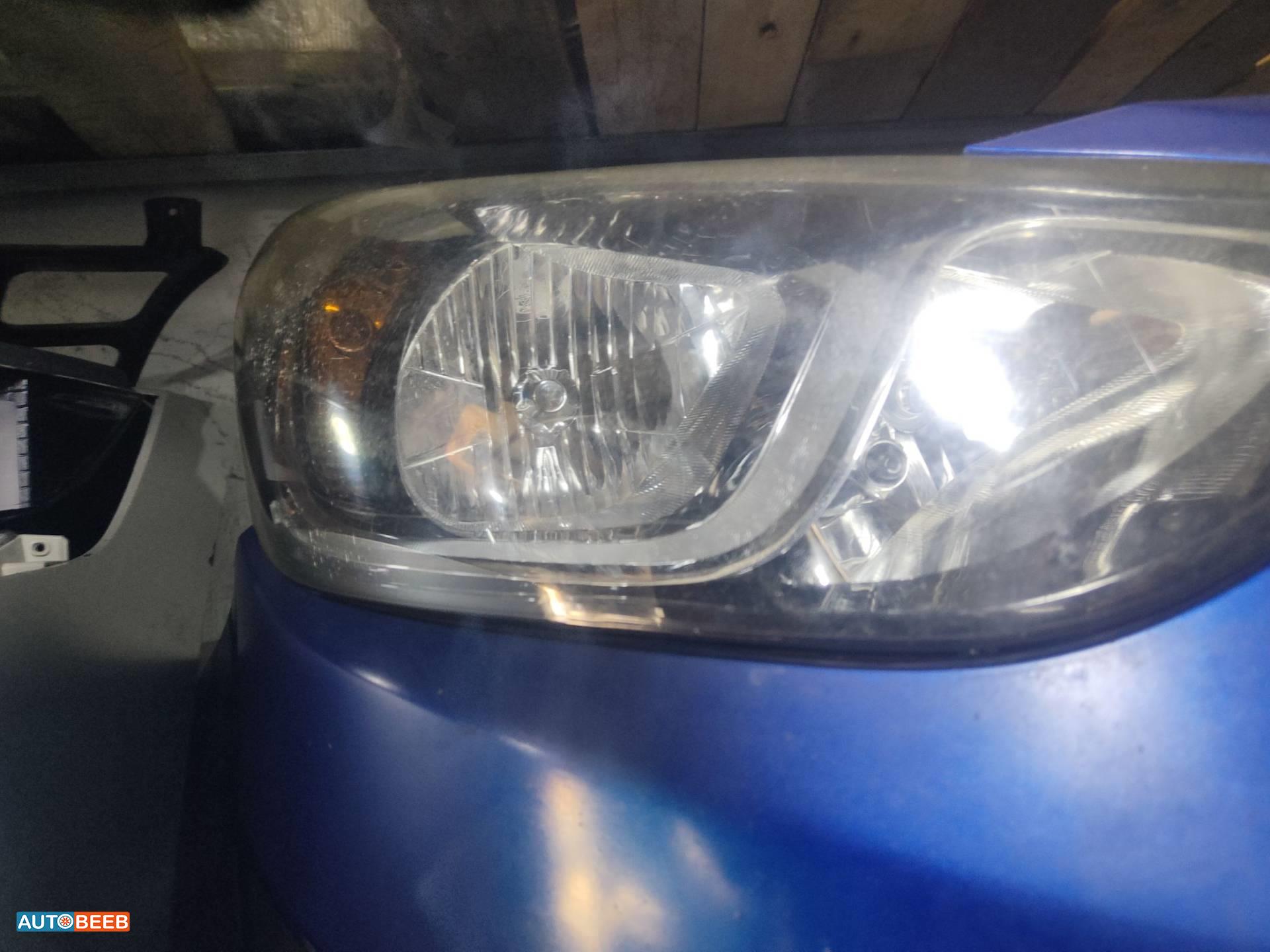 ضوء امامي يمين هيونداي i20 2012 2013