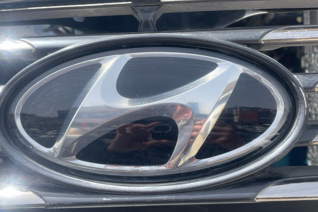 Body  Emblems Hyundai Sonata