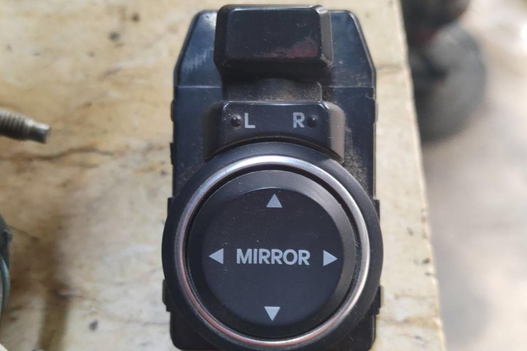 كبسة تحكم مرآة جانبية يمين شمال هيونداي سوناتا 2012 2013