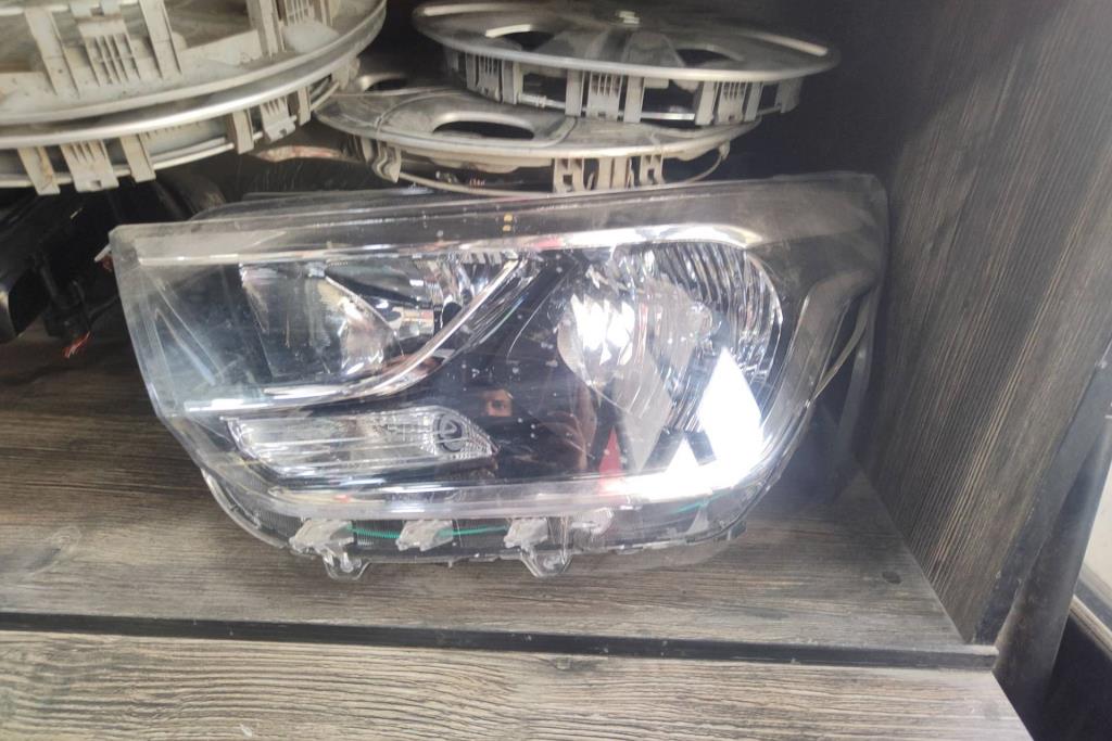 ضوء امامي يمين شمال هيونداي اتش1 ستاركس 2021 2022