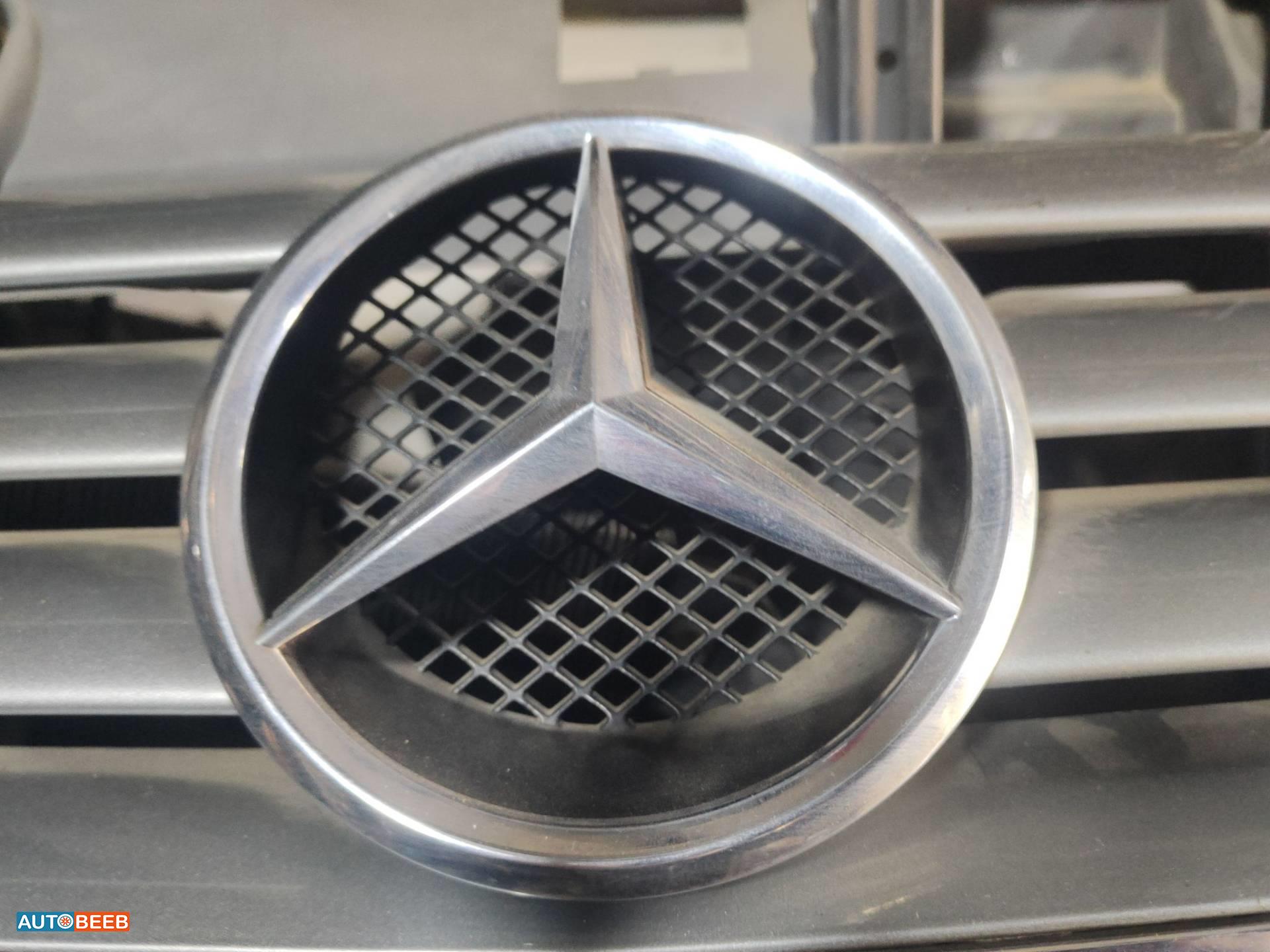 Body  Emblems Mercedes Benz C200