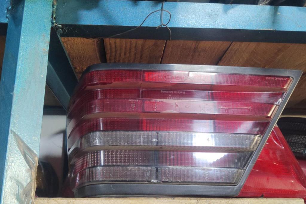 ضوء خلفي يمين شمال مرسيدس e124 1985 1986 1987 1988 1989 1990