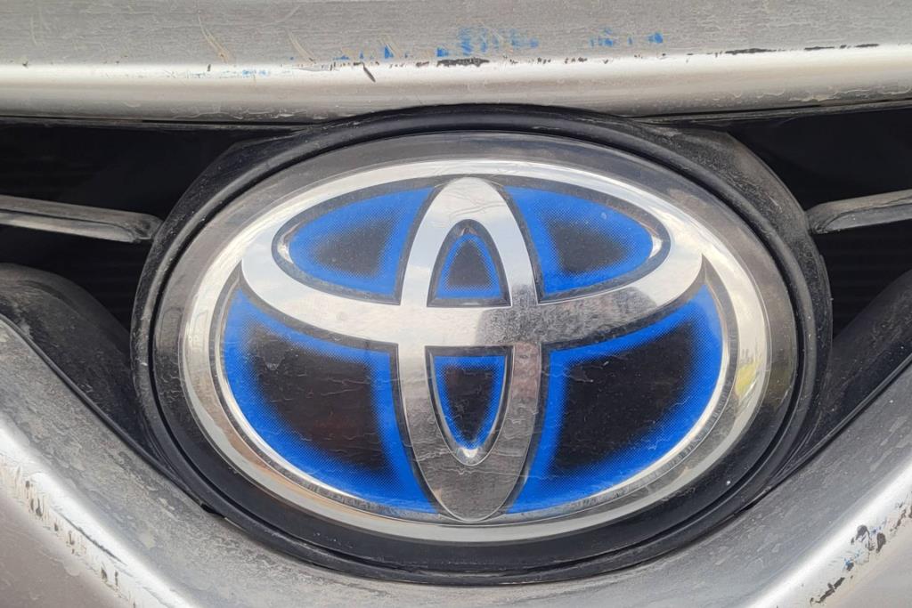 شعار طمبون امامي تويوتا كامري 2020 2021