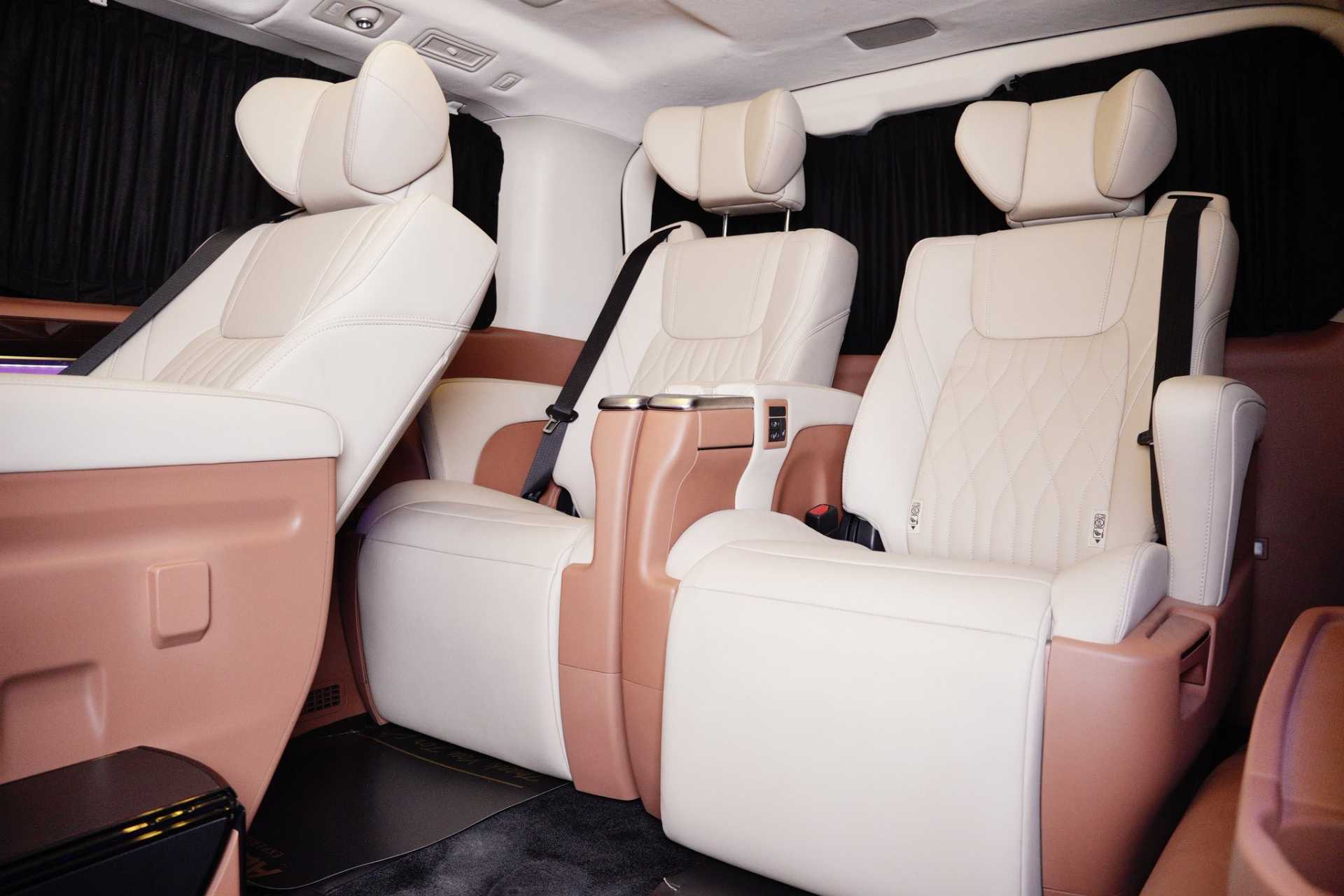 ميني باص تويوتا 2026