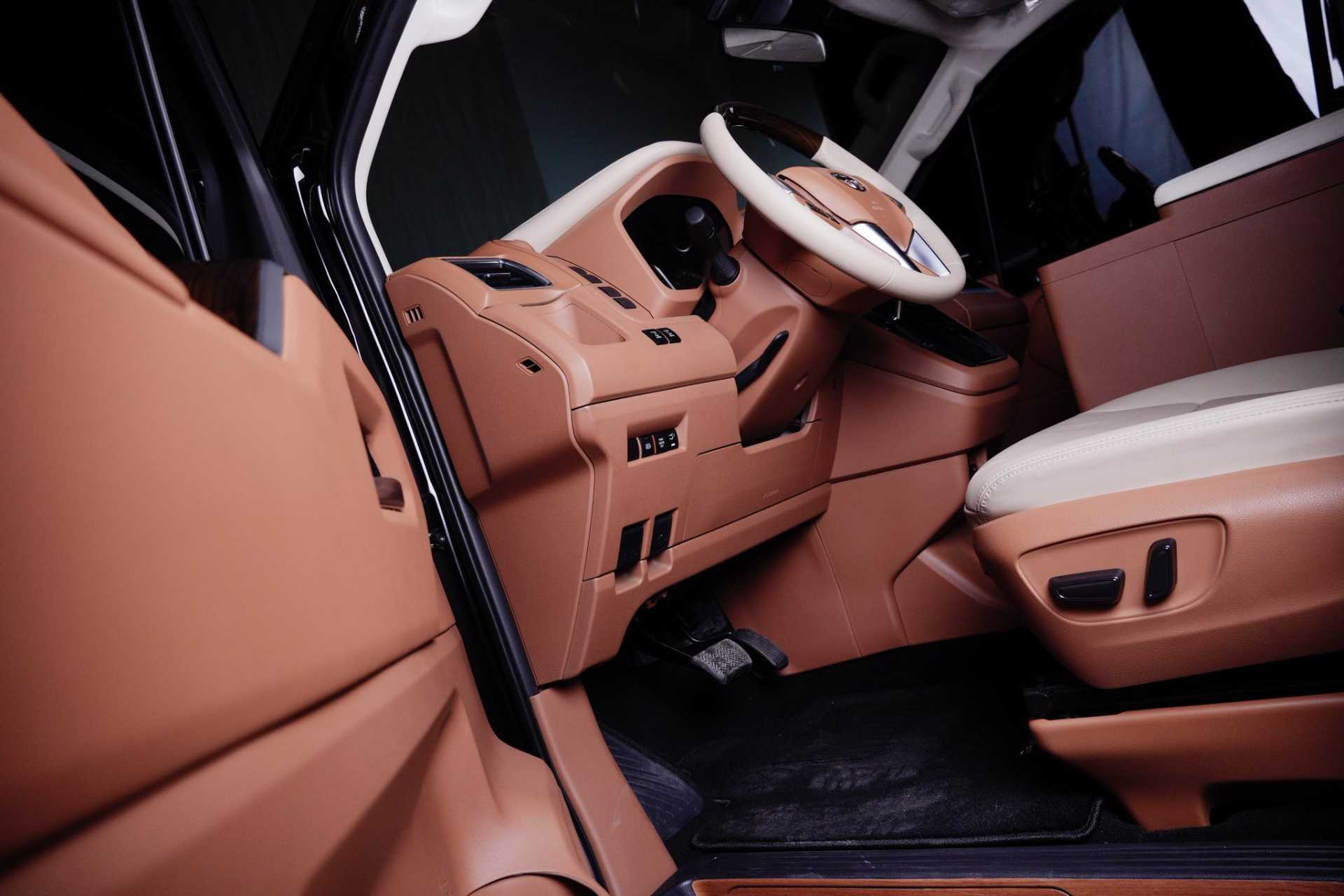 ميني باص تويوتا 2026