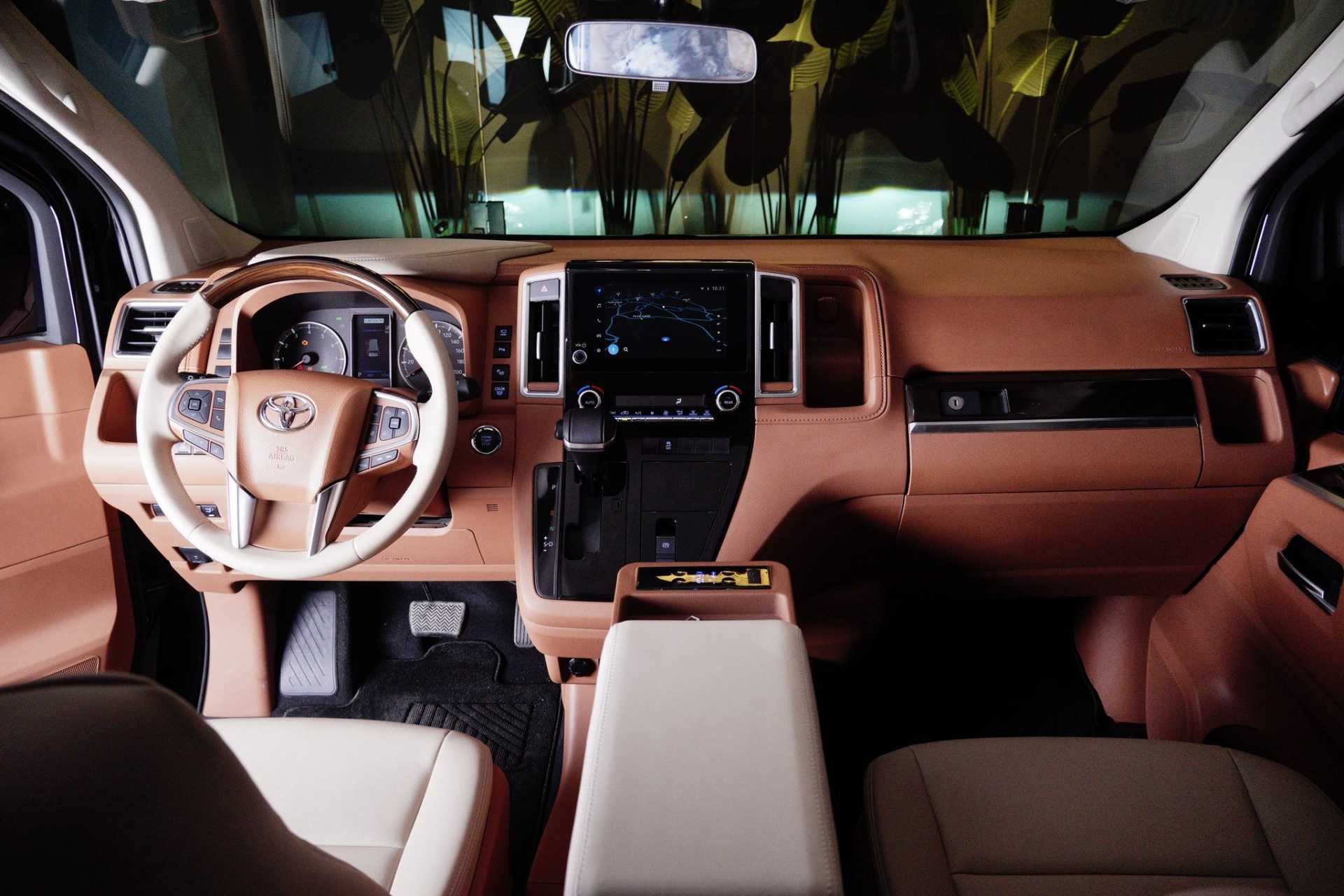 ميني باص تويوتا 2026