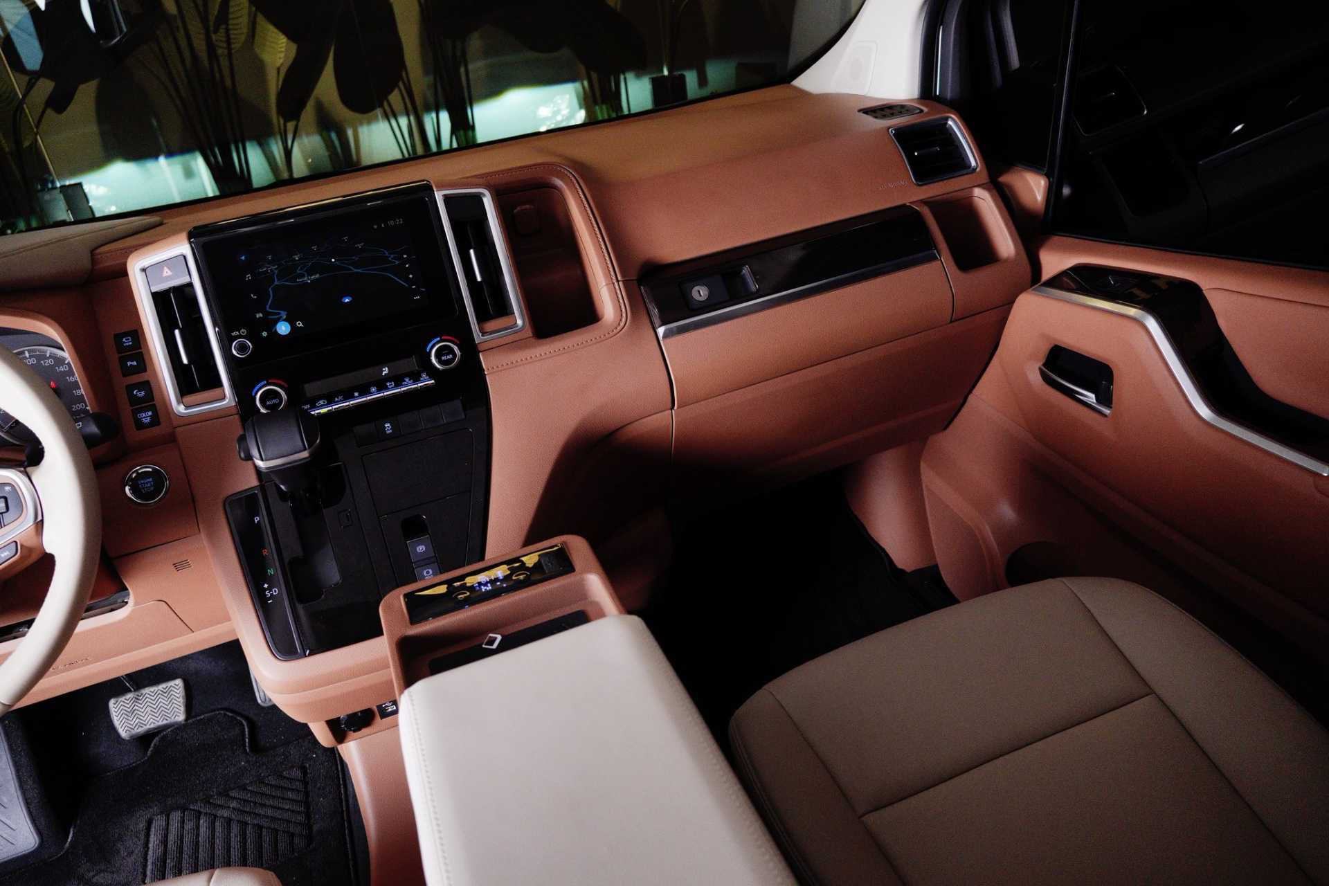 ميني باص تويوتا 2026