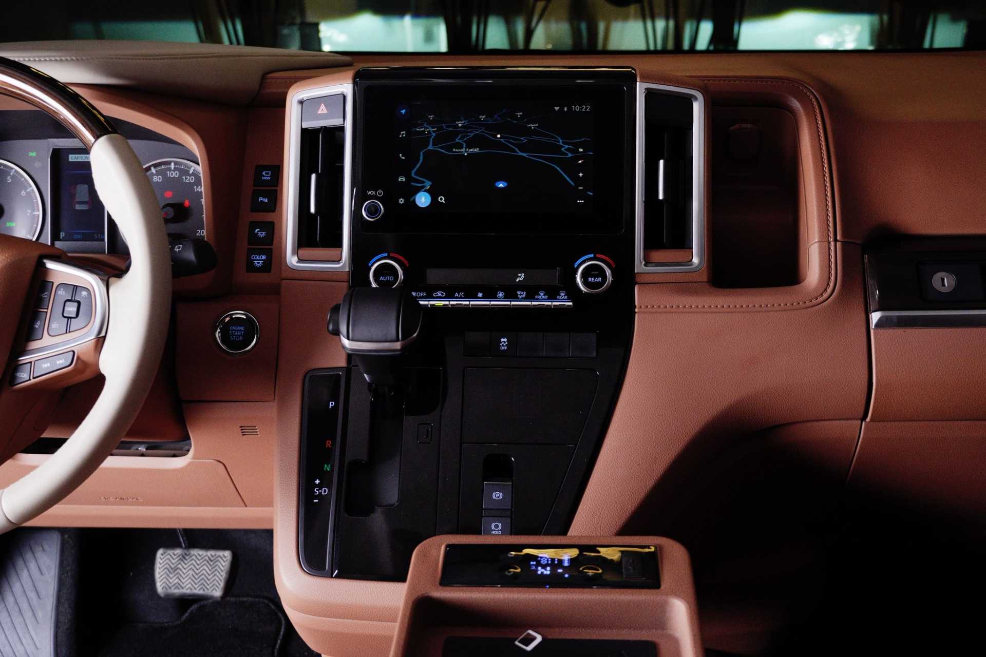 ميني باص تويوتا 2026