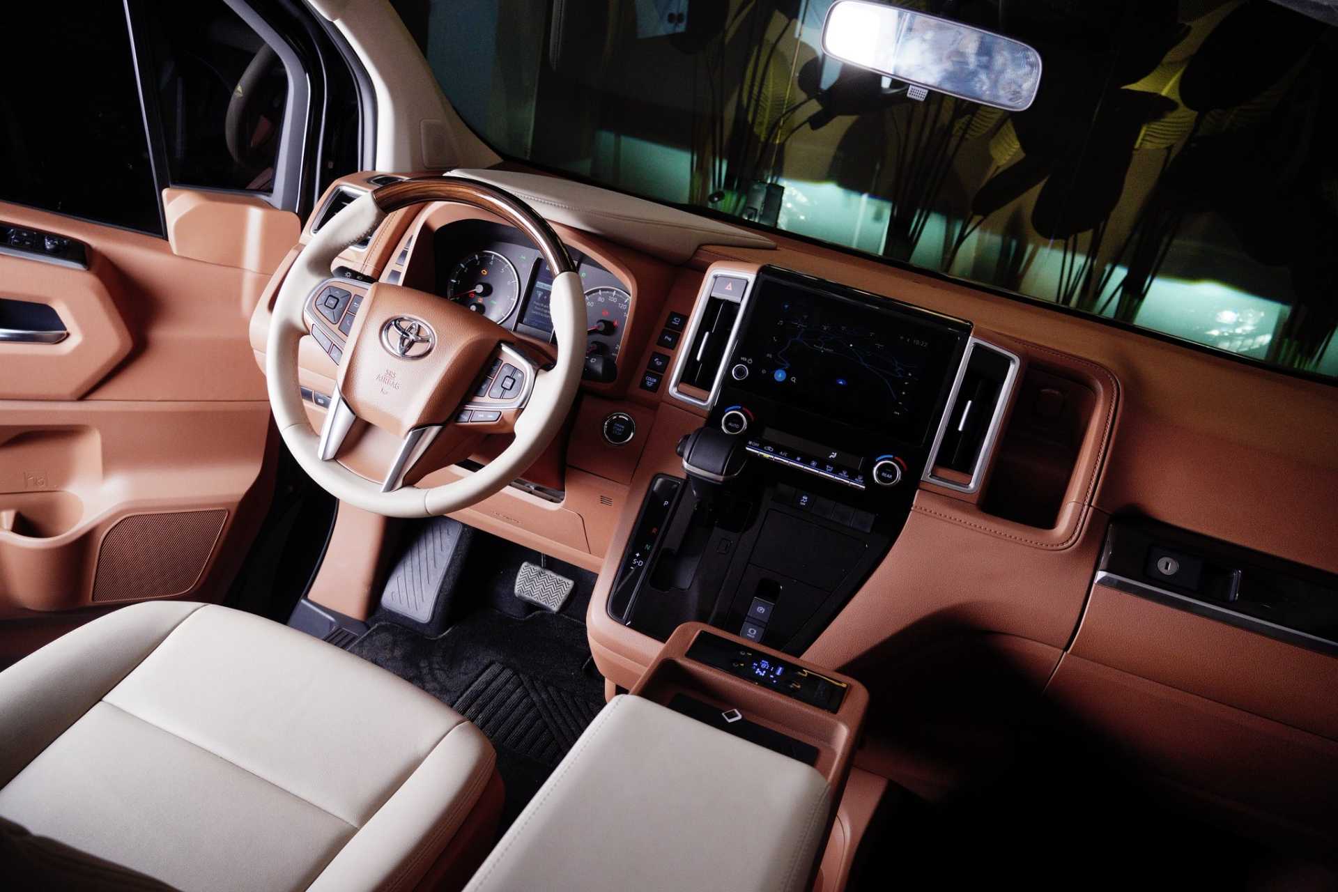 ميني باص تويوتا 2026