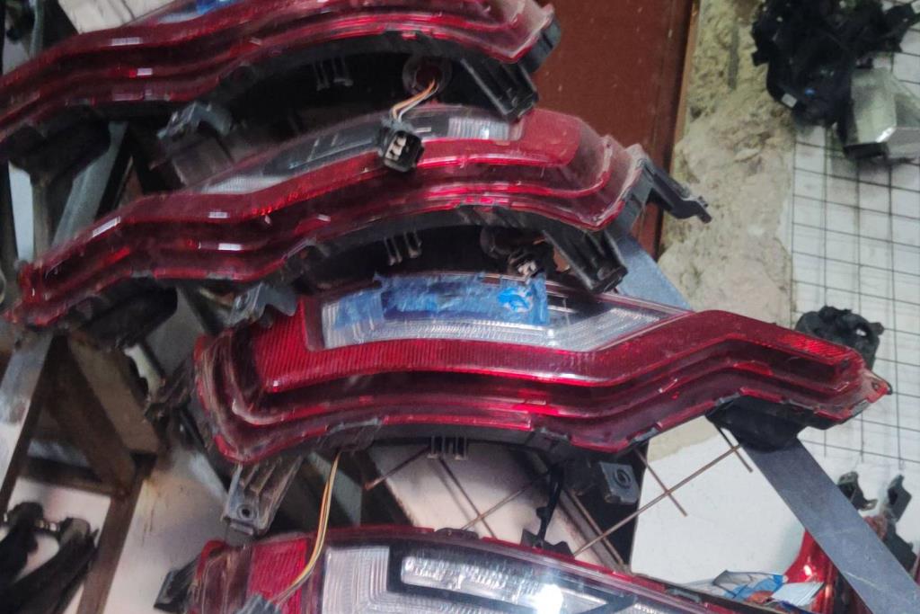 عاكسة طمبون خلفي كيا نيرو 2022 2023