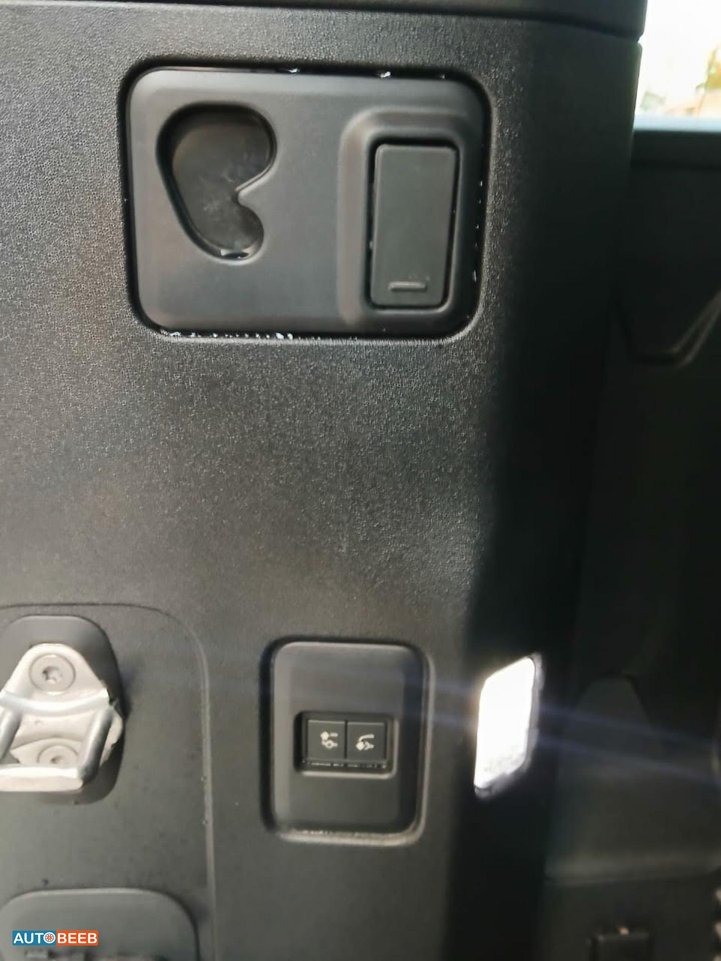 لاندروفر ديفندر 2023