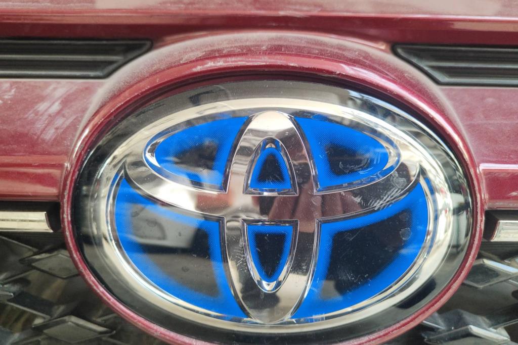 شعار طمبون امامي تويوتا راف فور 2019 2020 2021 2022