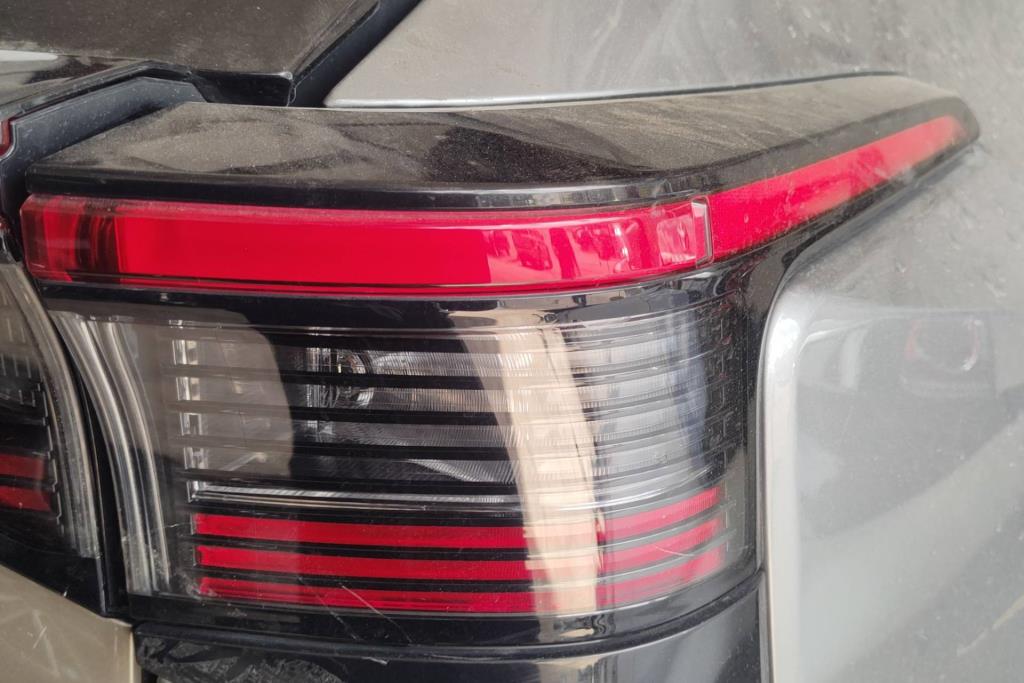 ضوء خلفي يمين تويوتا bz4x 2023 2024