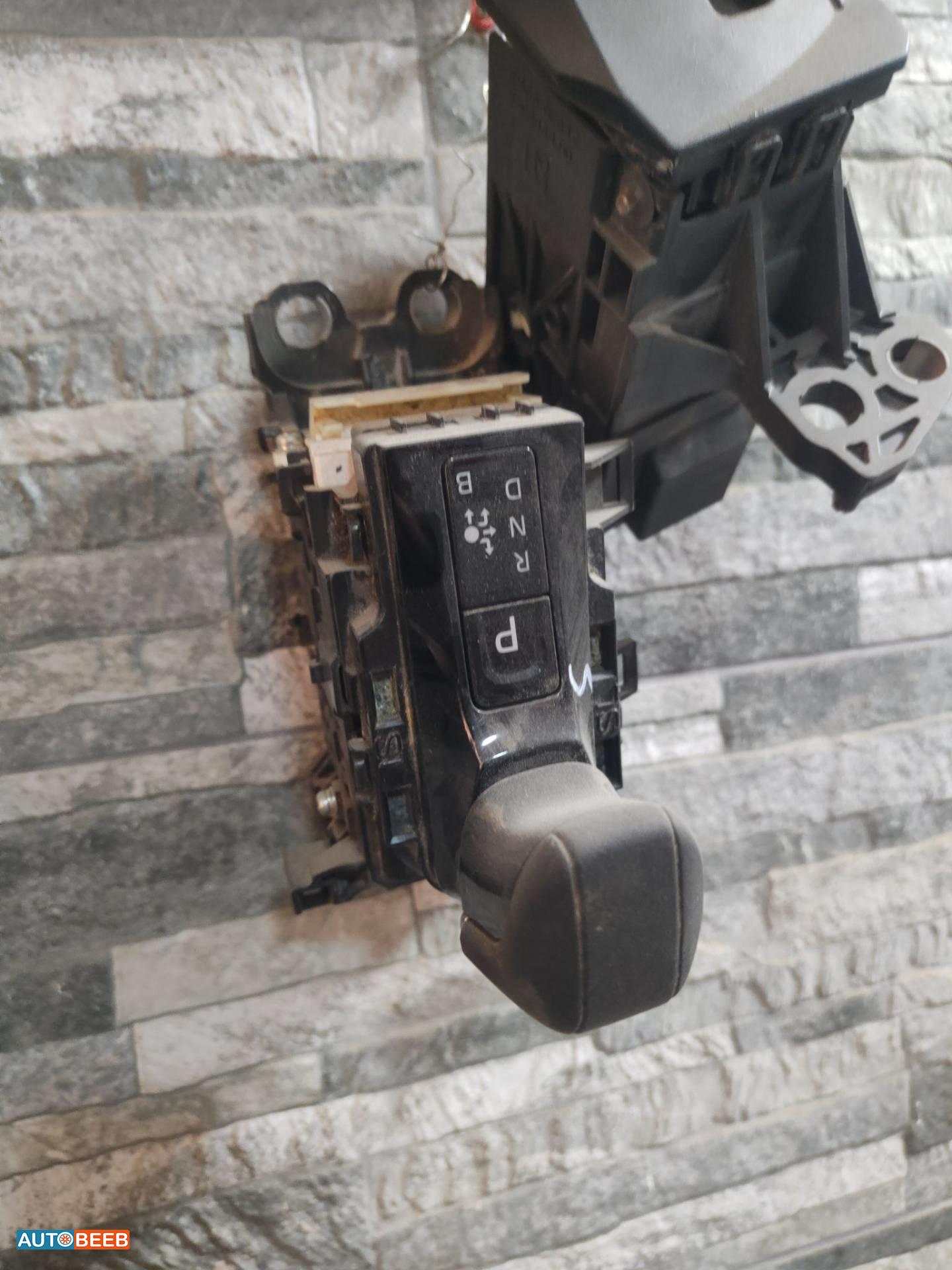 يد غيارات تويوتا بريوس 2024 2025