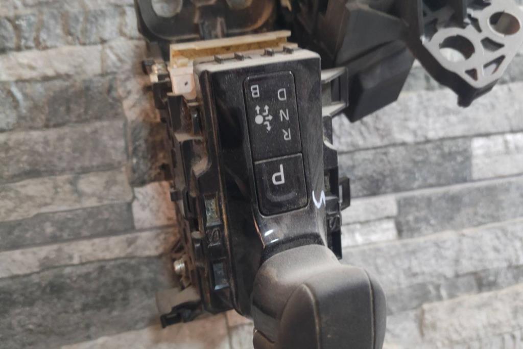 يد غيارات تويوتا بريوس 2024 2025