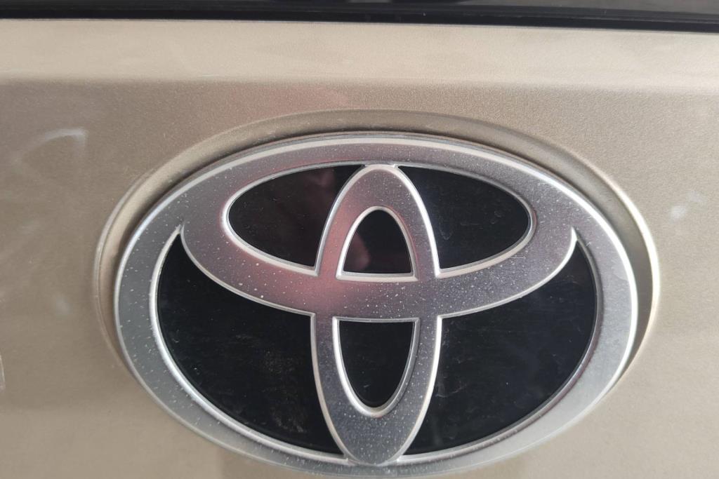 شعار طمبون خلفي تويوتا bz4x 2023 2024