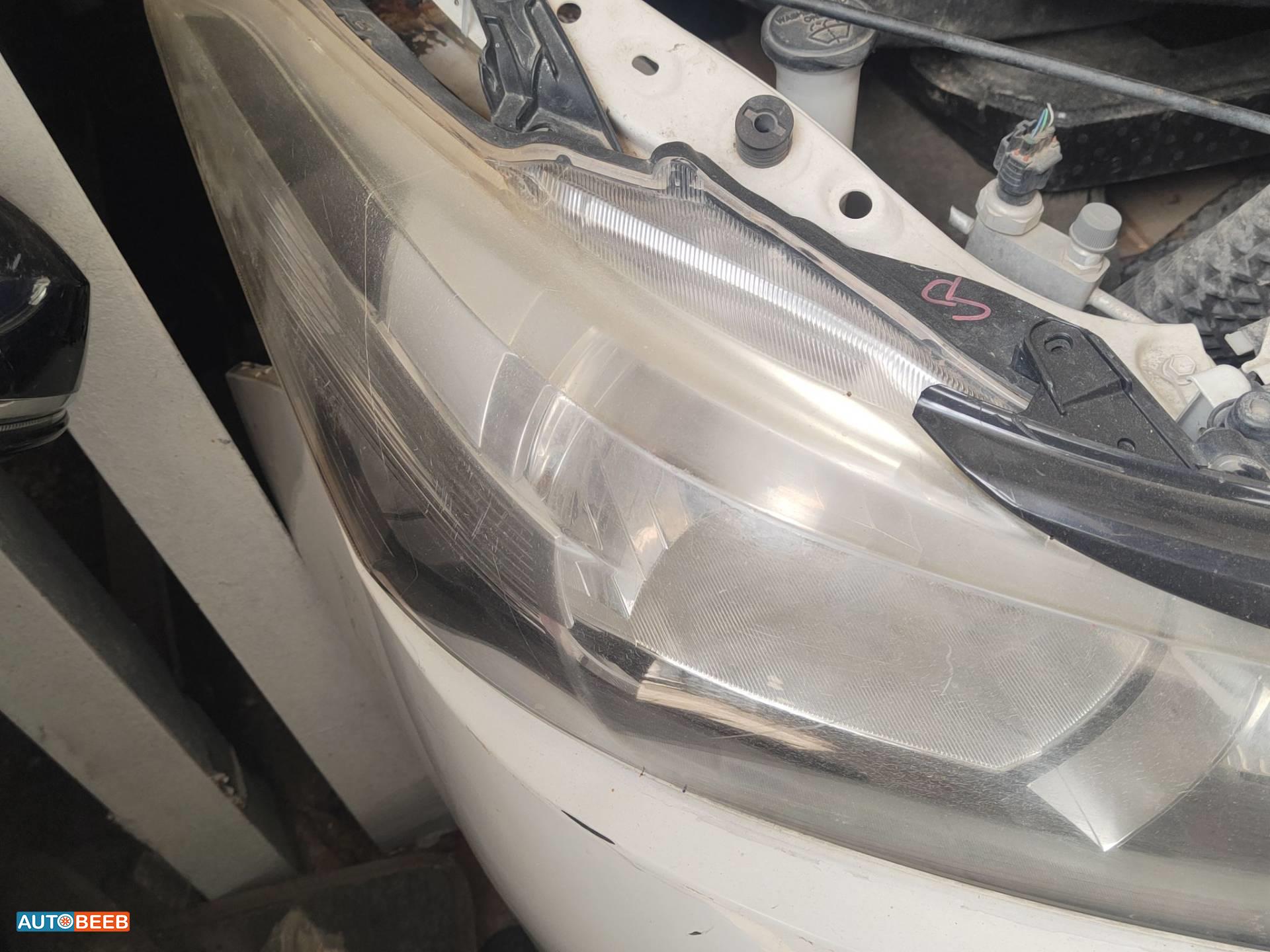 ضوء امامي يمين تويوتا يارس 2017 2018