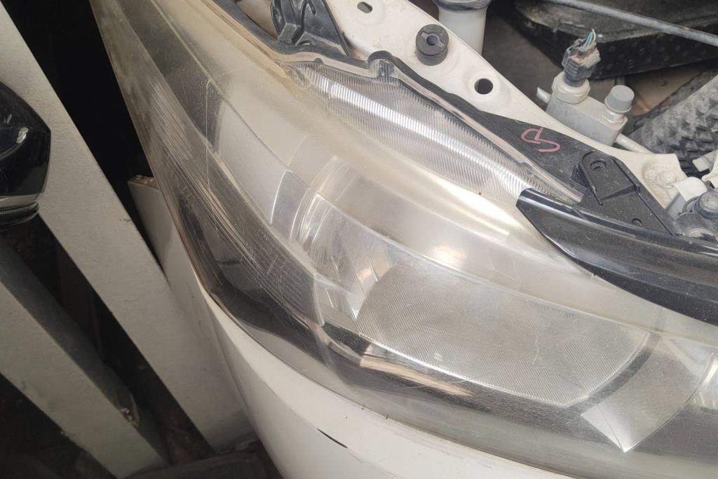 ضوء امامي يمين تويوتا يارس 2017 2018