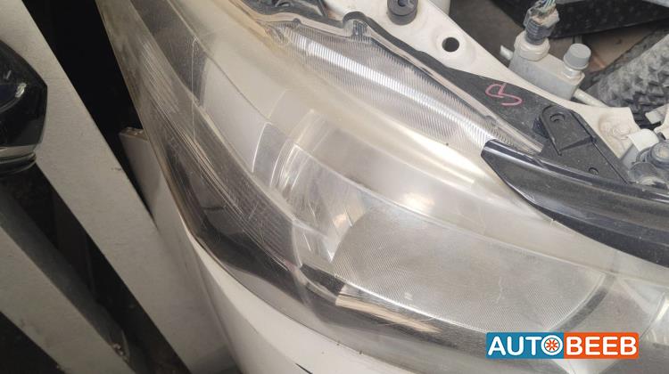 ضوء امامي يمين تويوتا يارس 2017 2018