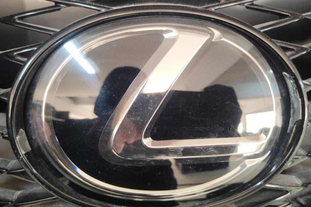 شعار طمبون امامي لكزس is200 2020 2021