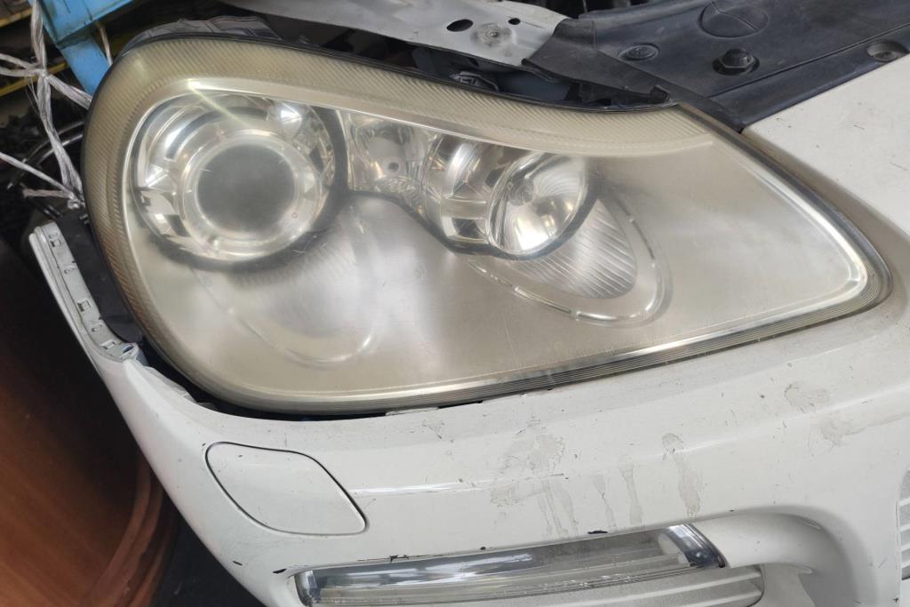 ضوء امامي يمين بورش كايين 2009 2010