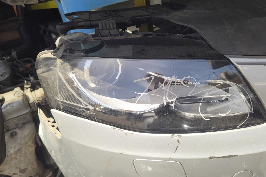 ضوء امامي يمين اودي a4 2009 2010