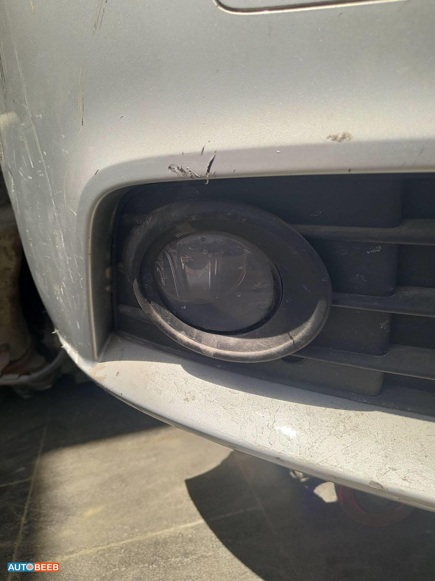 كشاف امامي يمين اودي a4 2009 2010