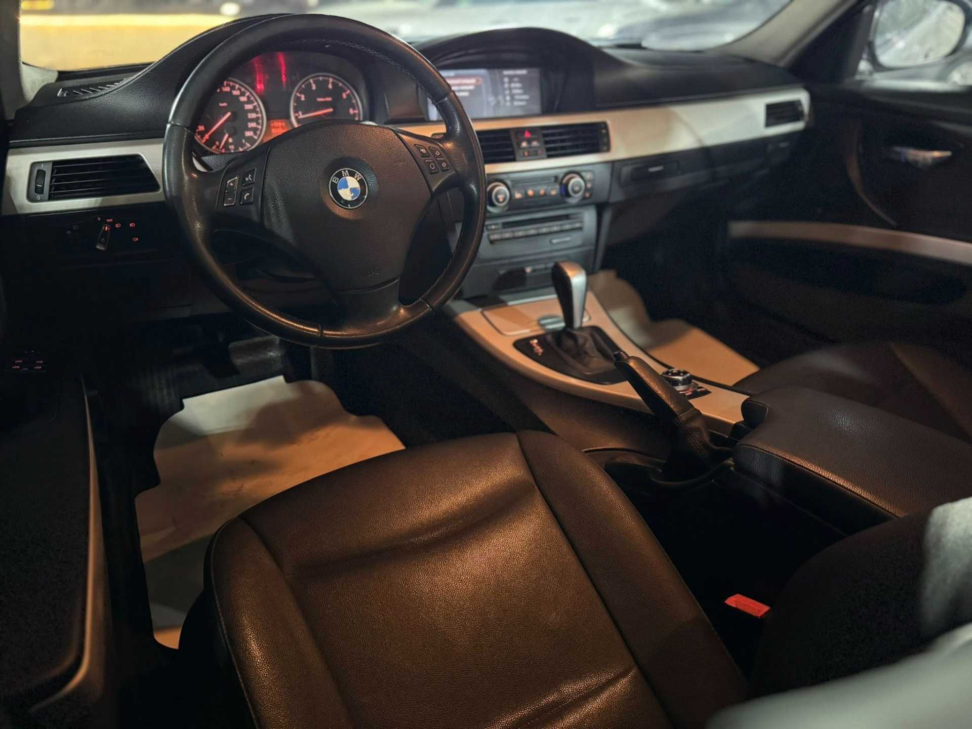 بي ام دبليو 318 2011