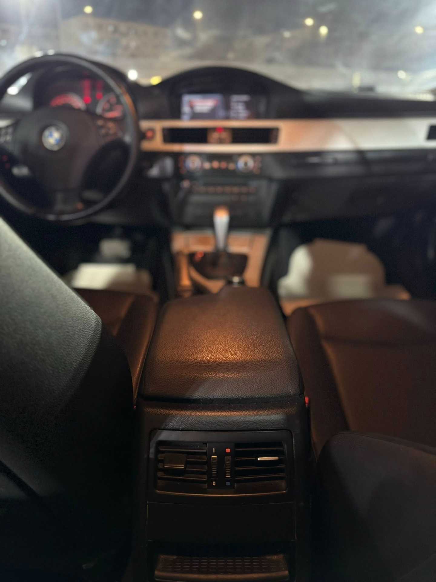 بي ام دبليو 318 2011