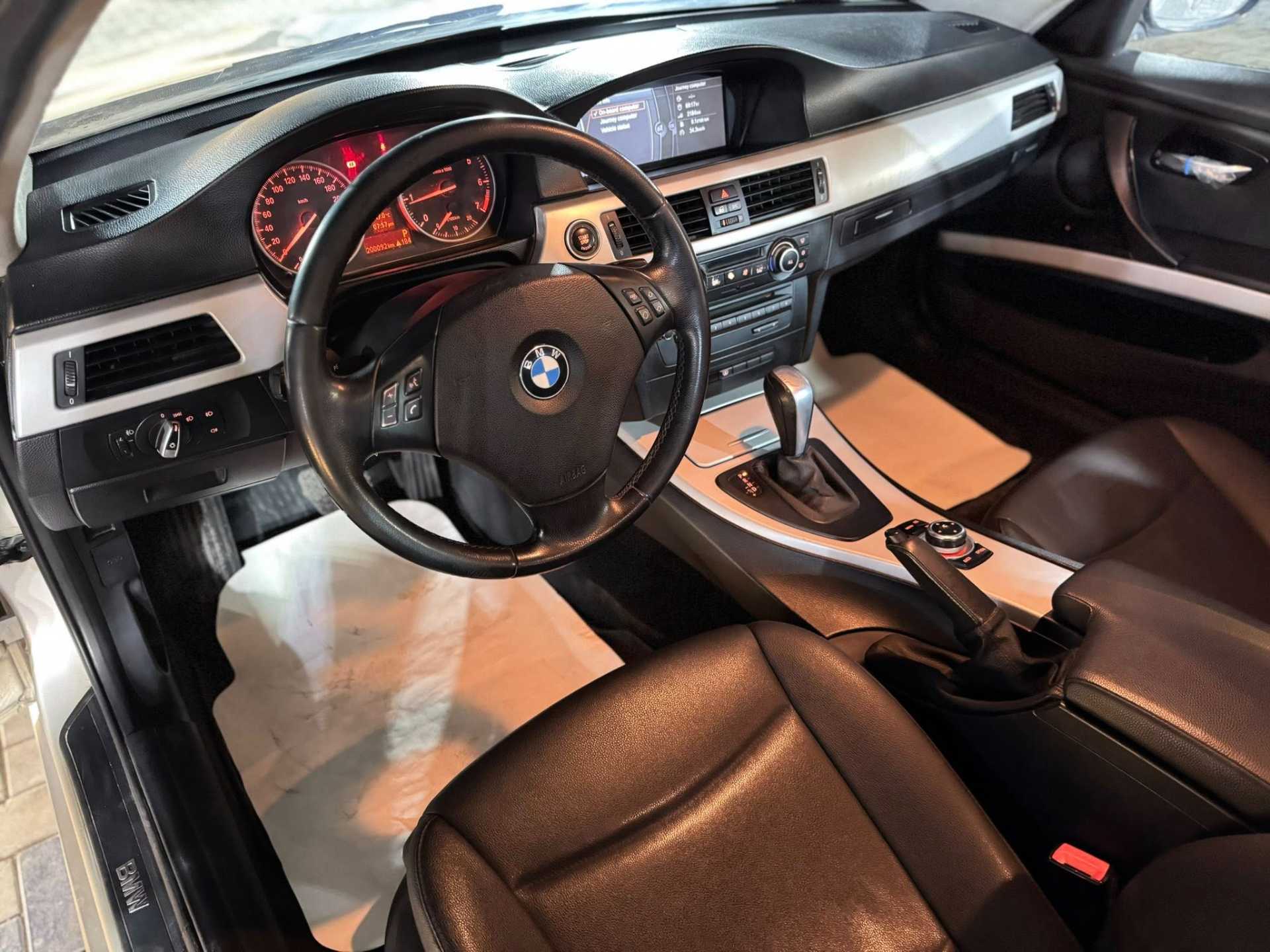 بي ام دبليو 318 2011