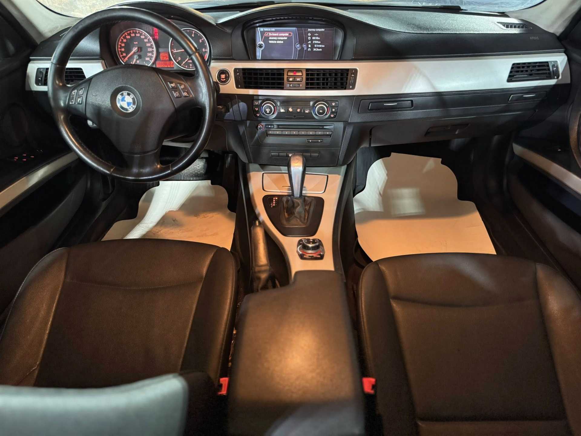 بي ام دبليو 318 2011