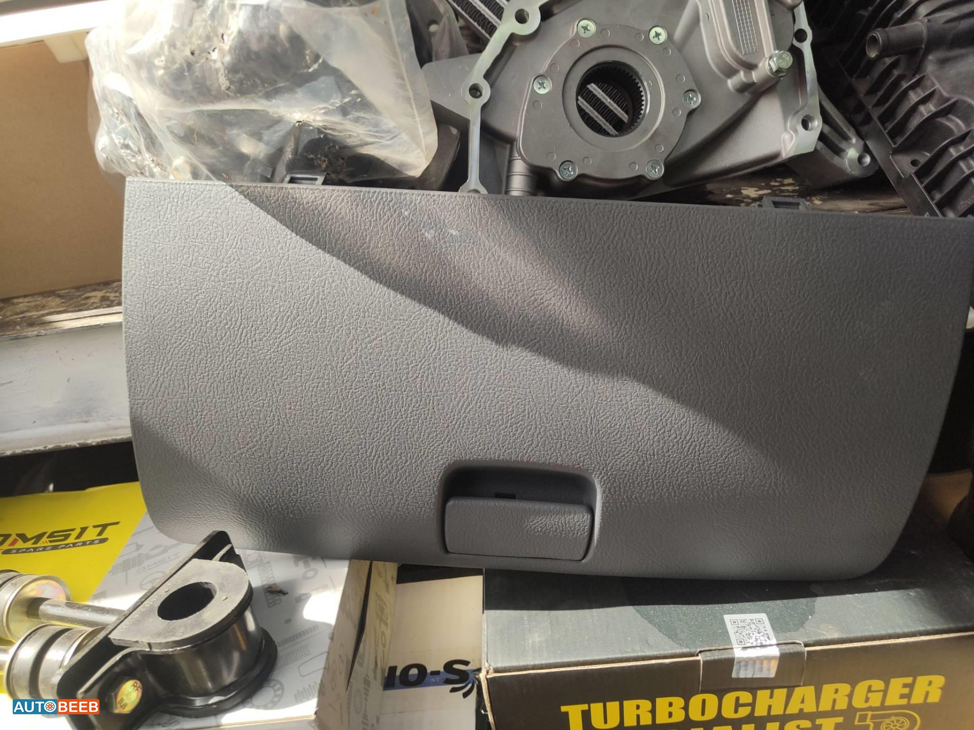 غطاء جيبة تابلوه كيا بنجو 3 2008 2009 2010 2011 2012 2013 2014 2015