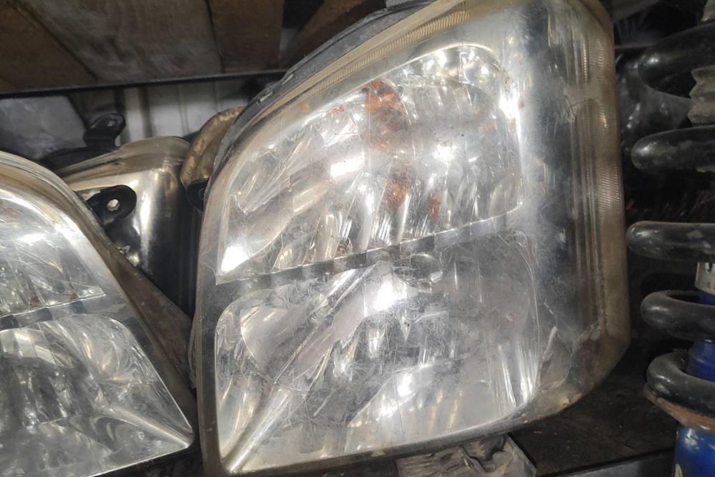 ضوء امامي يمين شمال ايسوزو دي ماكس 2004 2005 2006