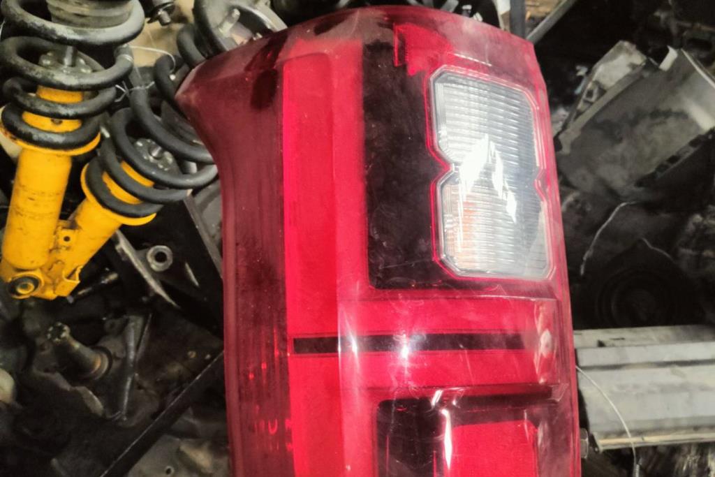 ضوء خلفي يمين شمال ميتسوبيشي l200 2025 2026