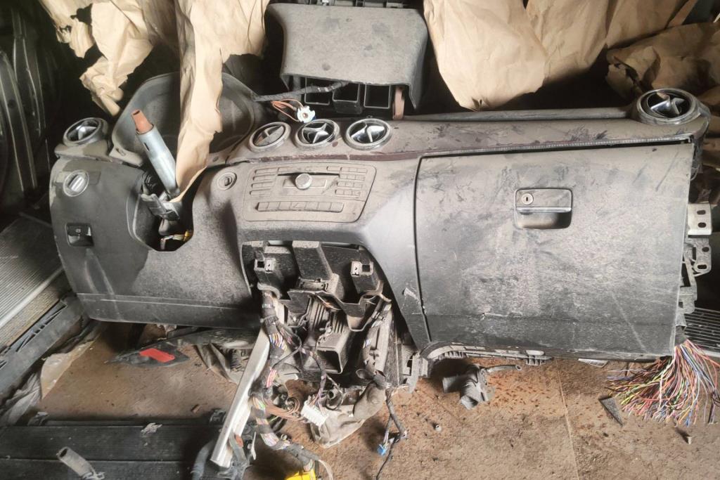 Cabin  Dashboard Mercedes Benz B250