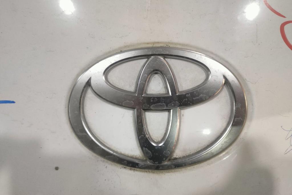 شعار طمبون امامي تويوتا كامري 2025 2026