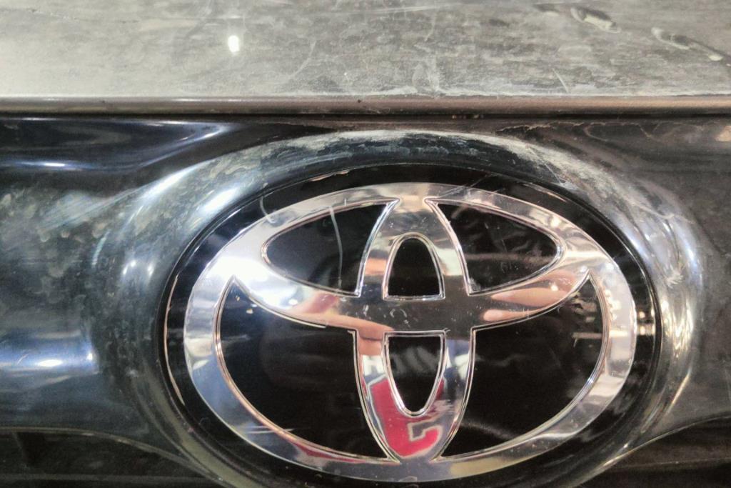 شعار طمبون امامي تويوتا فنزا 2020 2021 2022