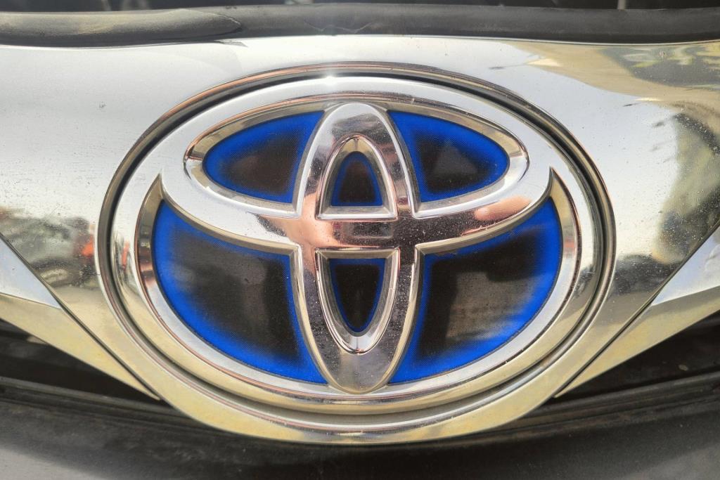 شعار طمبون امامي تويوتا كامري 2012 2013 2014