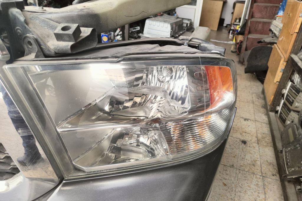 ضوء امامي شمال دودج رام 2014 2015 2016